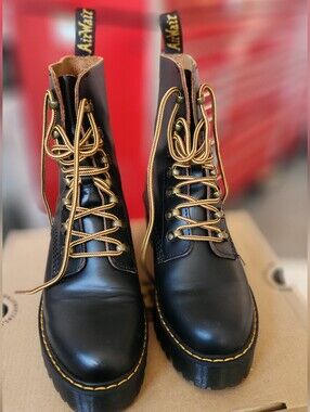Dr. Martens Leona Women's Vintage Smooth Leather Heeled Boots in black